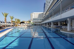 Una piscina techada, una piscina al aire libre de temporada, sombrillas