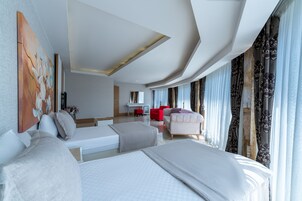 King Suite Sea View with Jacuzzi | 防过敏的被褥、迷你吧（备有免费物品）、客房内保险箱、隔音