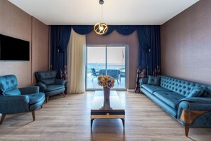 Diamond Room | Oppholdsområde | En 32-tommers LCD-TV med Parabol-TV samt TV