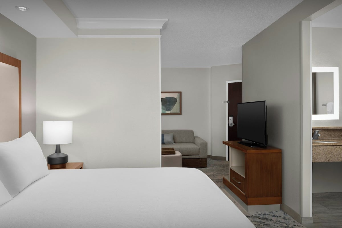 Premium bedding, desk, iron/ironing board, free cribs/infant beds
