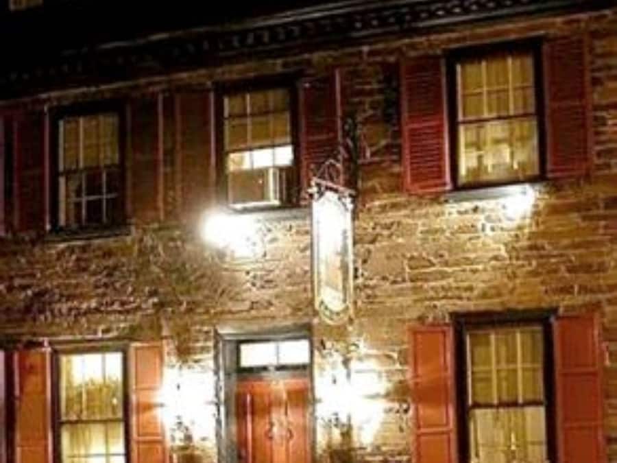 Fachada de la propiedad por la tarde o noche