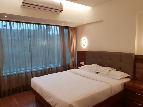 Premium bedding, in-room safe, desk, laptop workspace