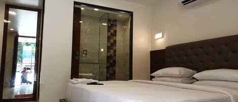 Rom | Sengetøy av topp kvalitet, safe på rommet og skrivebord