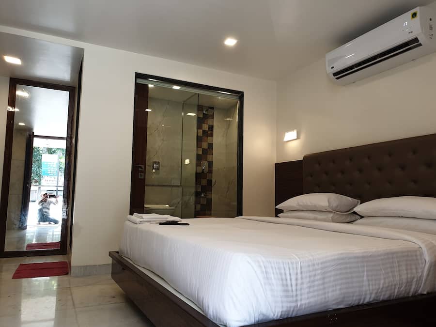 Habitación | Ropa de cama de alta calidad, caja fuerte, escritorio