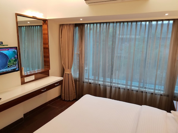 Premium Room | Premium bedding, in-room safe, desk, laptop workspace