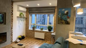 Suíte estúdio (1a Sholudenko street) | Área de estar | TV, lareira