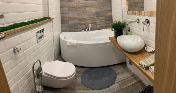 Suite estudio (1a Sholudenko street) | Baño | Secadora de cabello y toallas 