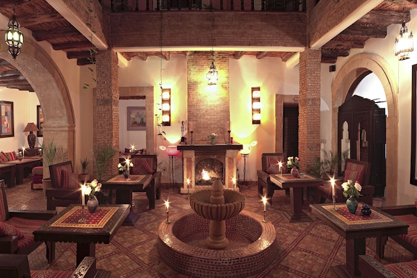 4 bars/lounges