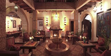 4 bars/lounges