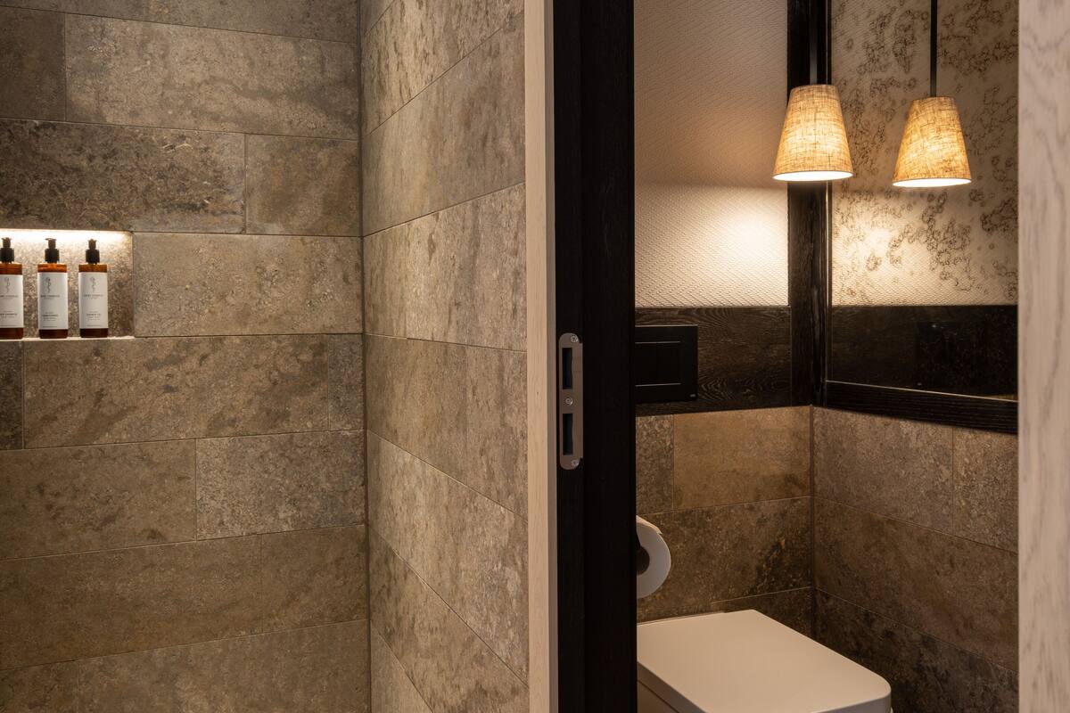 standard double room | bathroom | shower, rainfall showerhead, free toiletries, hair dryer