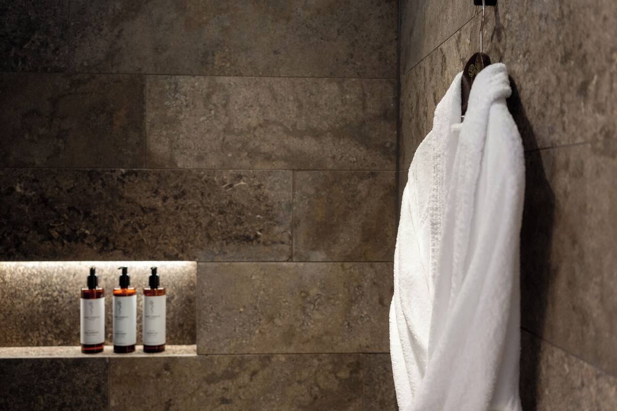 standard single room | bathroom | shower, rainfall showerhead, free toiletries, hair dryer