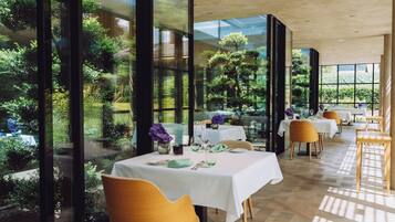 3 restaurantes: opção de almoço e jantar