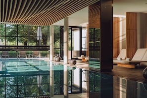 Indoor pool, sun loungers