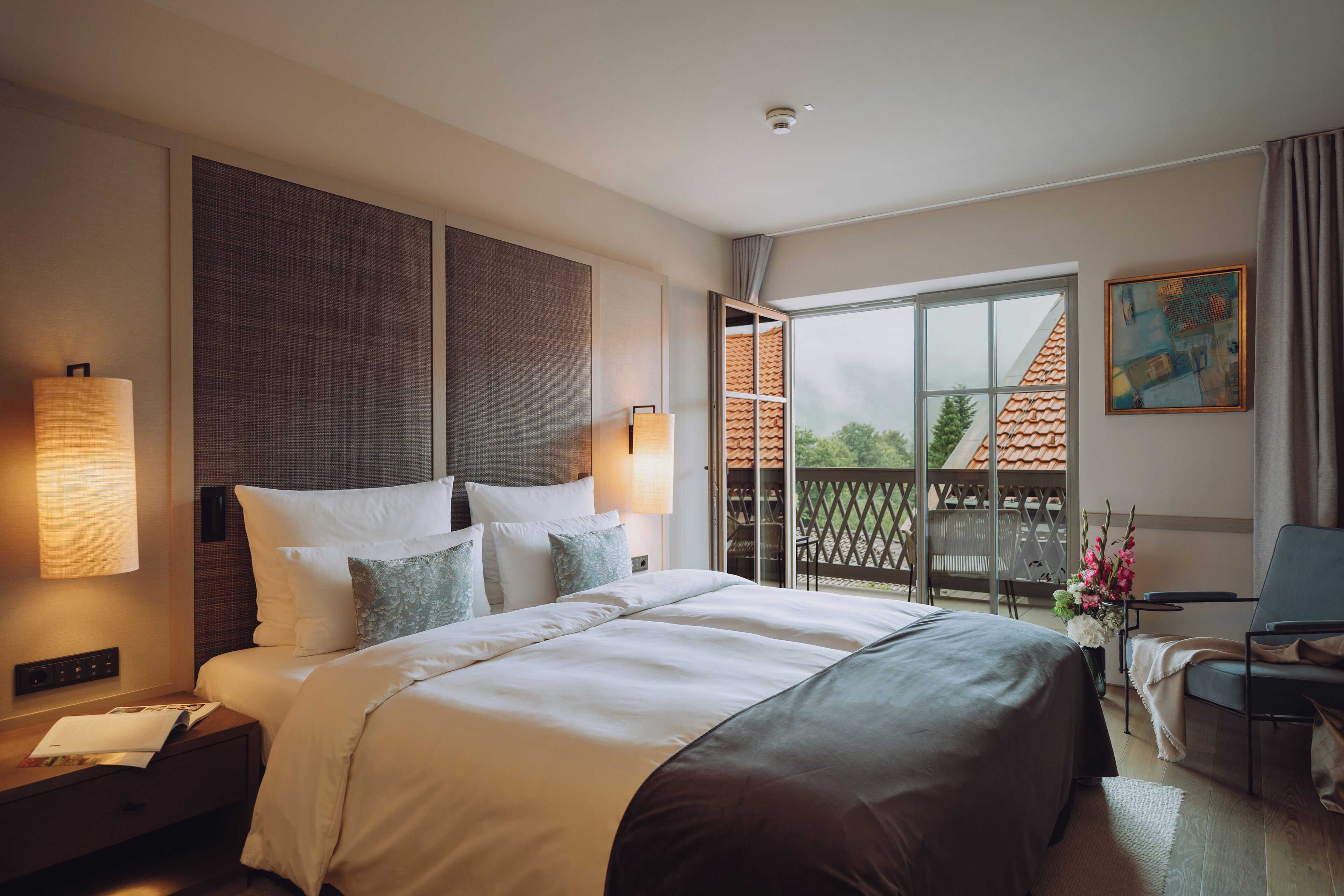 Ropa de cama de alta calidad y caja de seguridad en la habitación 