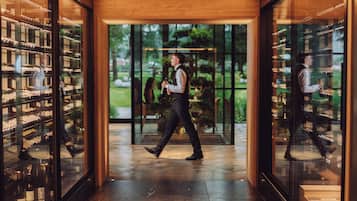 3 restaurants, lunch, dinner served; Regional cuisine