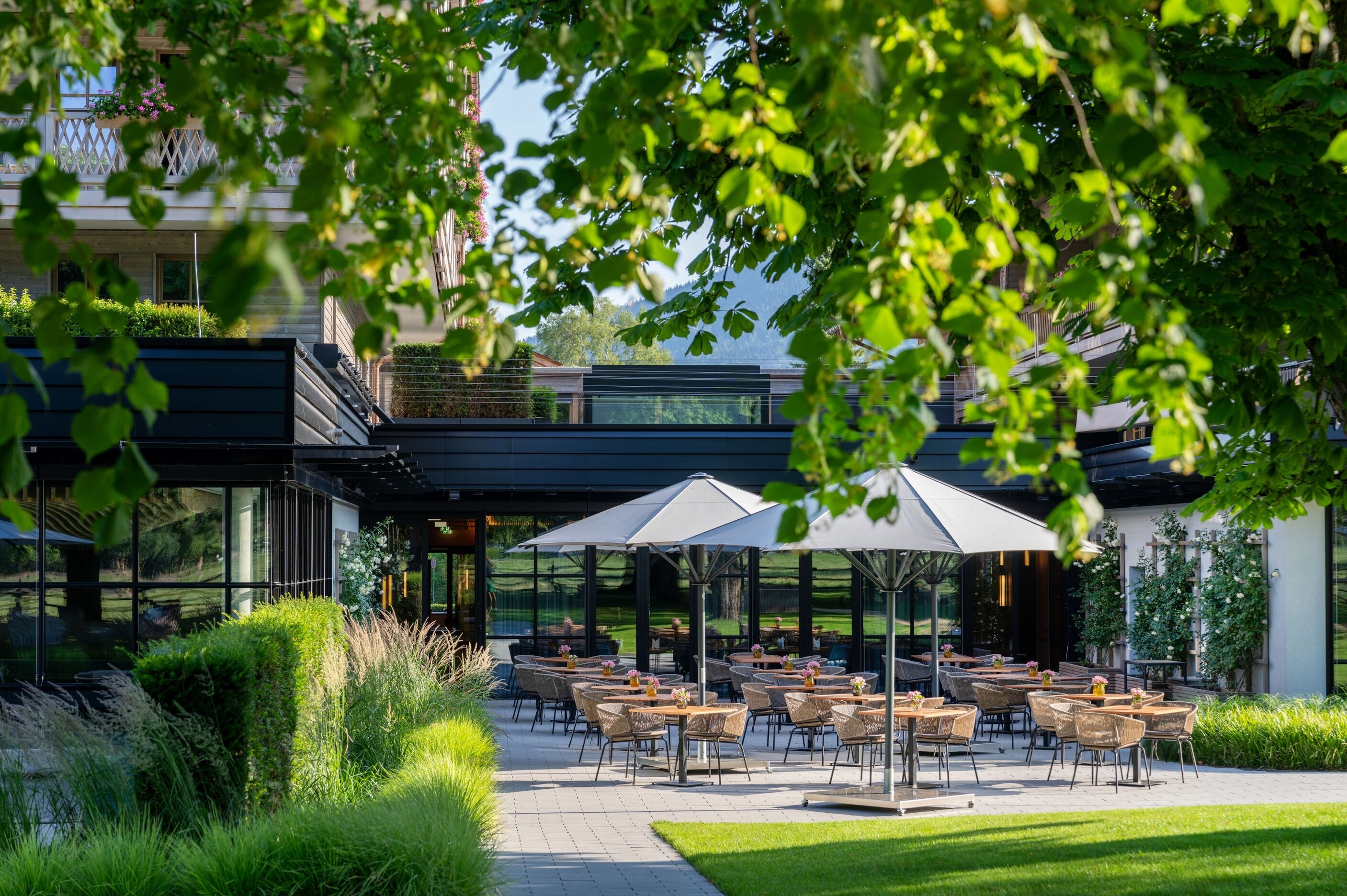 3 restaurants, lunch, dinner served; regional cuisine