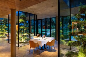 3 restaurants, lunch, dinner served; Regional cuisine