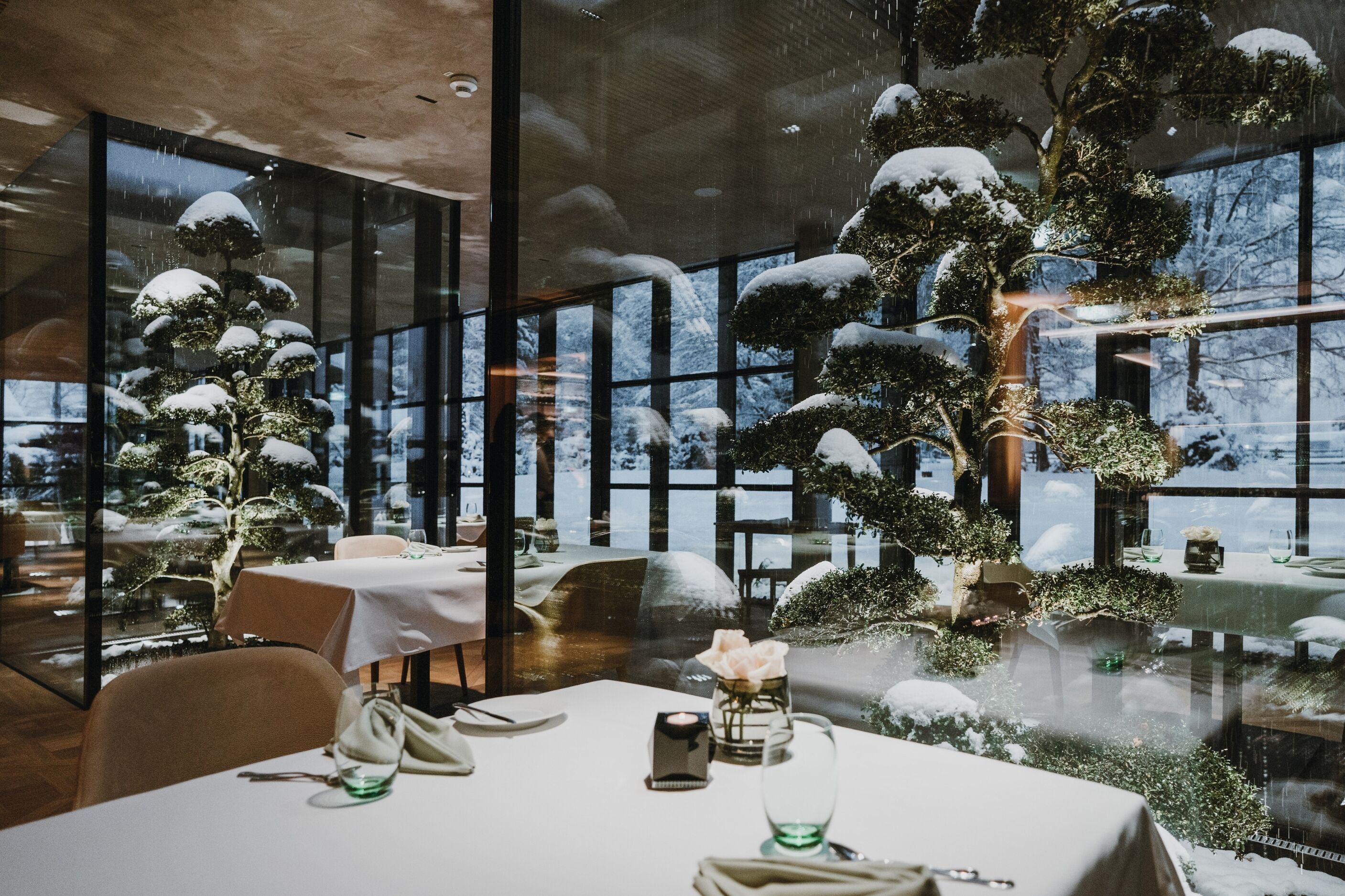 3 restaurants, lunch, dinner served; regional cuisine