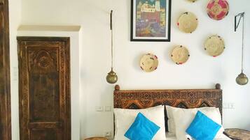 Quarto casal conforto, 1 quarto, para não fumantes, vista para a cidade | 1 quarto, cofres nos quartos, individualmente decorados, escrivaninha