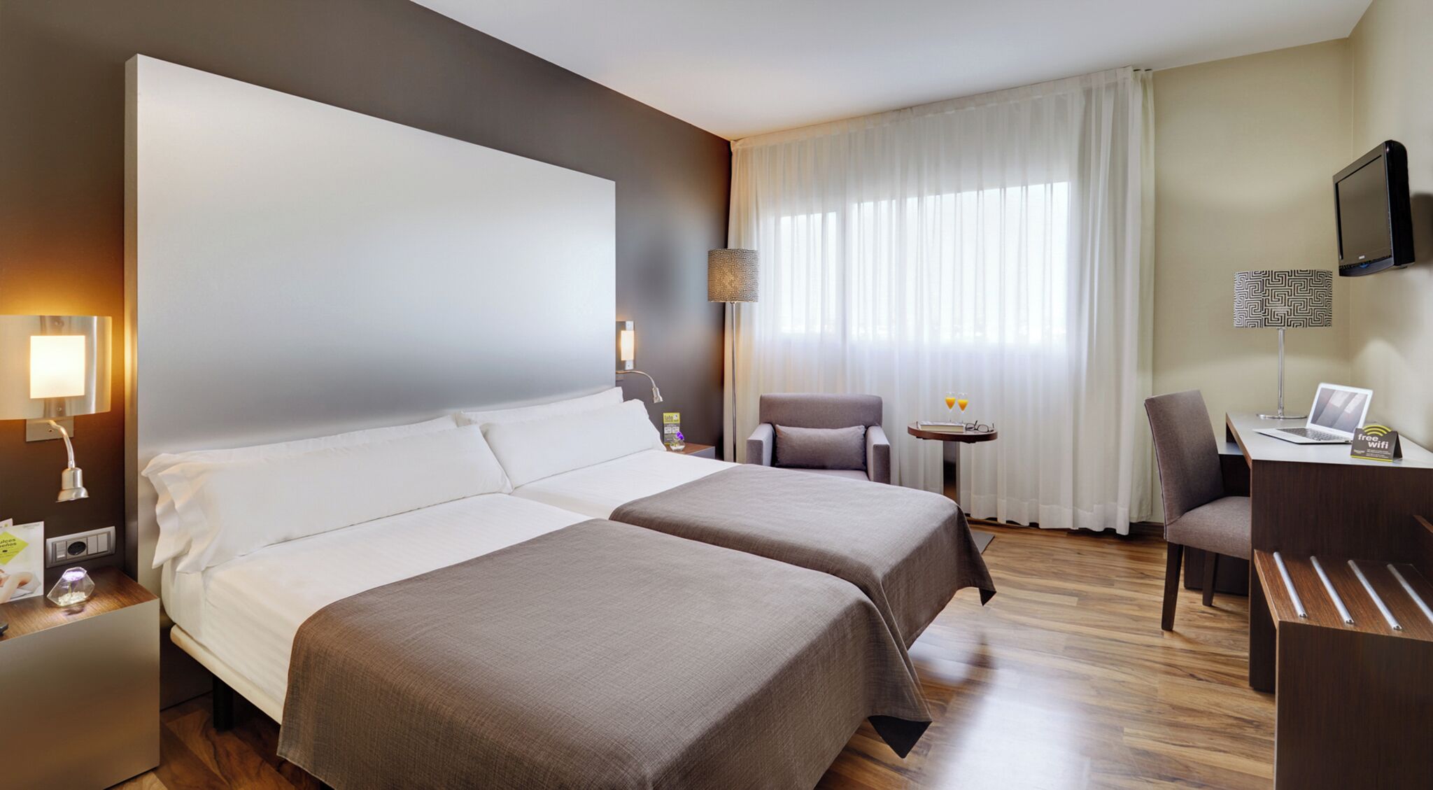 Lit avec matelas à plateau-coussin, minibar, coffre-fort, bureau