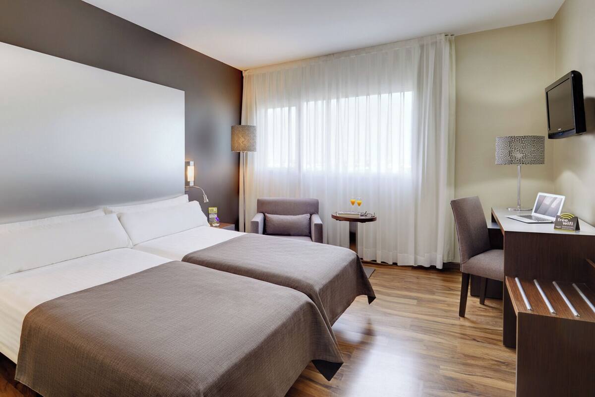 Lit avec matelas à plateau-coussin, minibar, coffre-fort, bureau