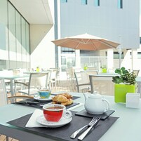 Desayuno buffet diario (EUR 15 por persona)