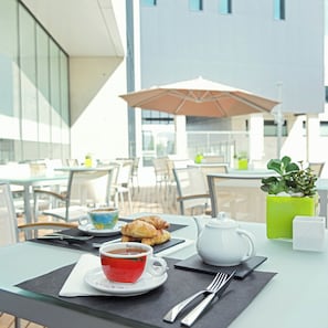 Petit déjeuner buffet (15 EUR par personne)