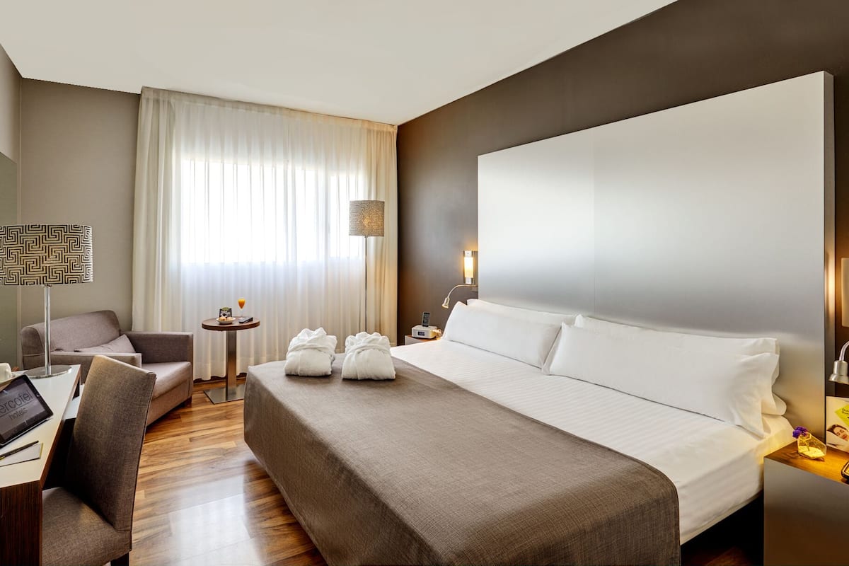 Pillowtop beds, minibar, in-room safe, desk