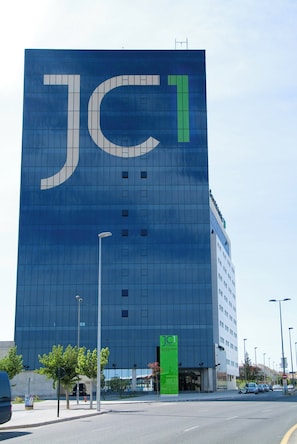Un edificio moderno con un logotipo grande en su fachada.