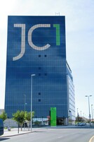 Un edificio moderno con un logotipo grande en su fachada.