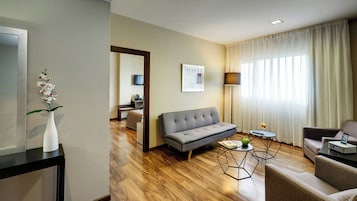 Junior Suite | Pillowtop beds, minibar, in-room safe, desk