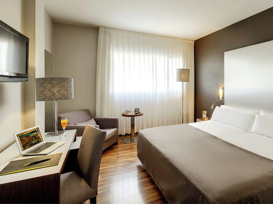 Habitación clásica doble | Colchones con acolchado adicional, minibar, caja fuerte y escritorio
