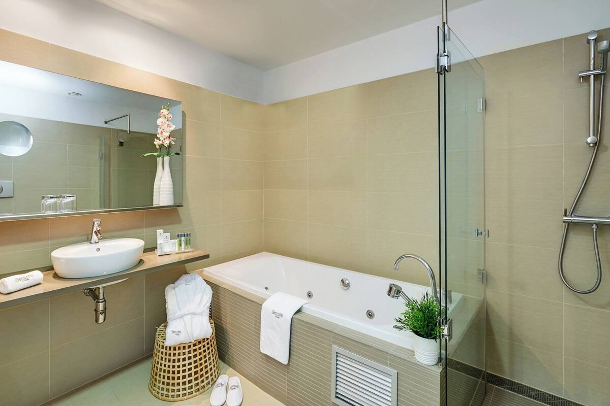 junior suite | pillow-top beds, minibar, in-room safe, desk