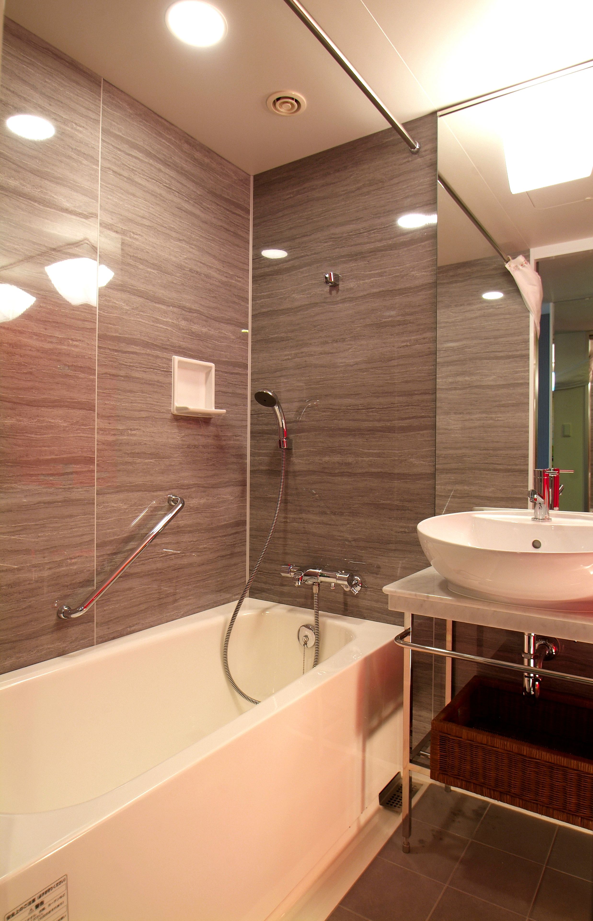 combined shower/bathtub, eco-friendly toiletries, hair dryer, slippers
