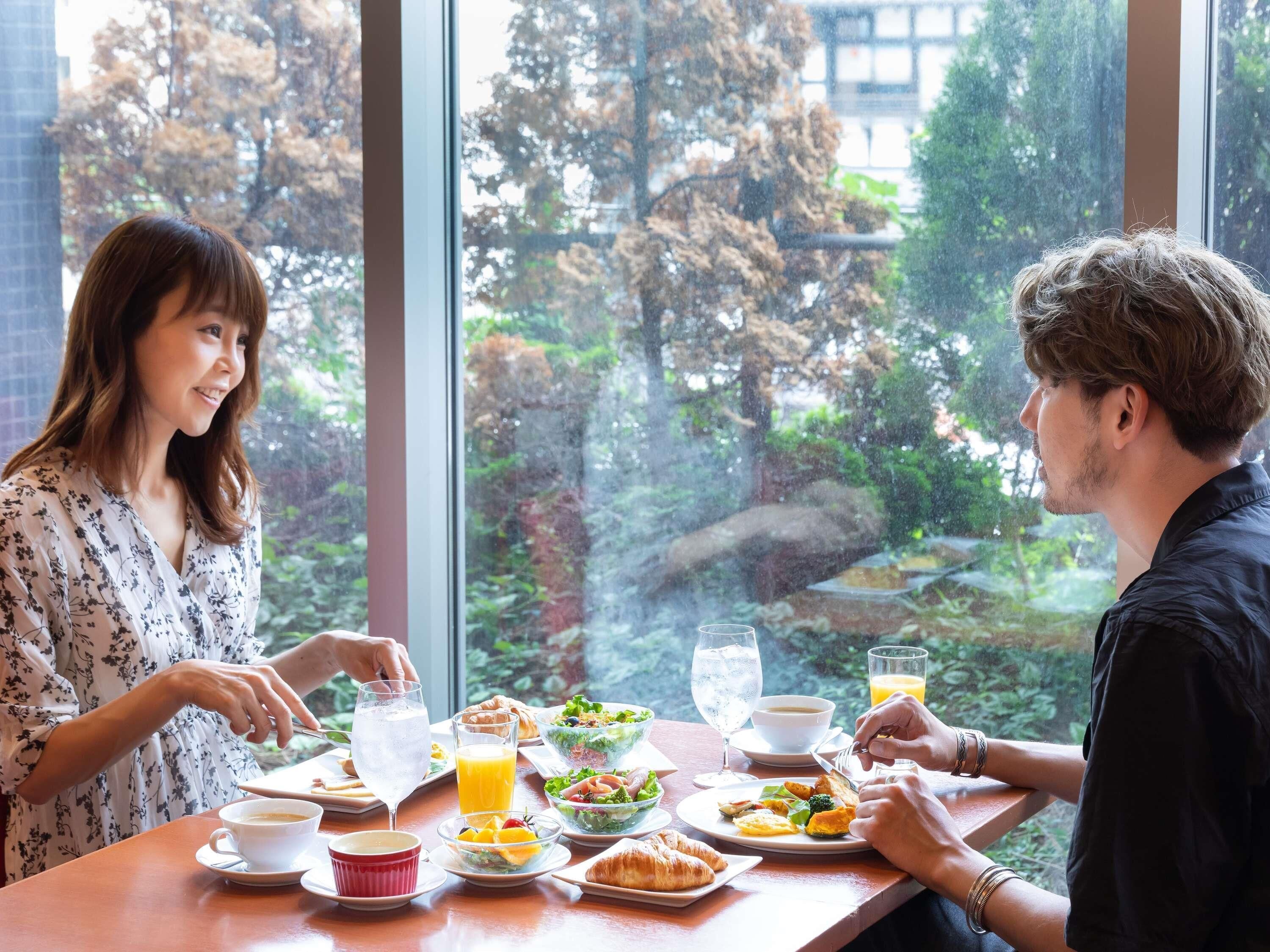 Breakfast, lunch, dinner served; French cuisine 