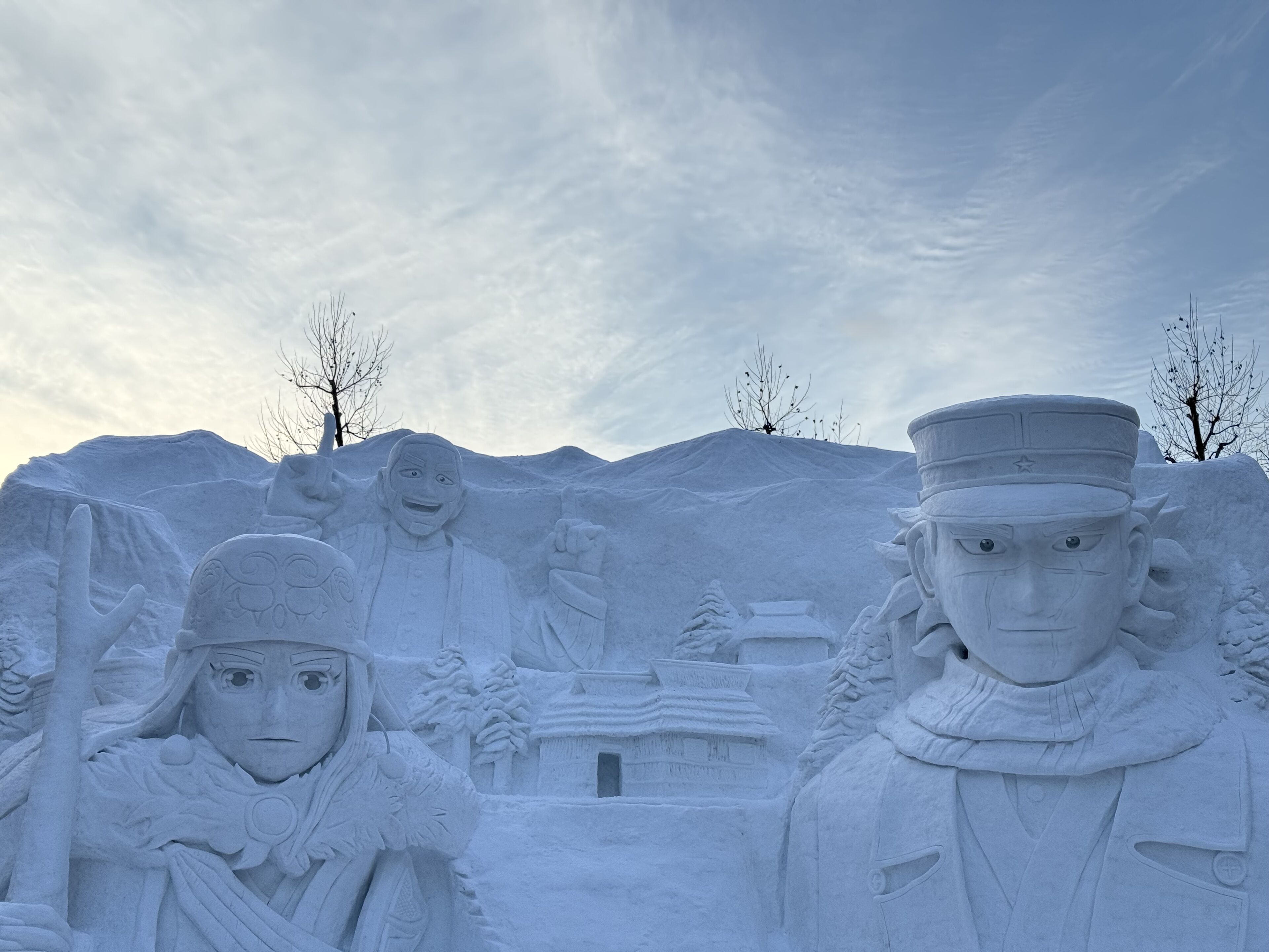 Una detallada escultura de neu amb figures i un edifici tradicional.