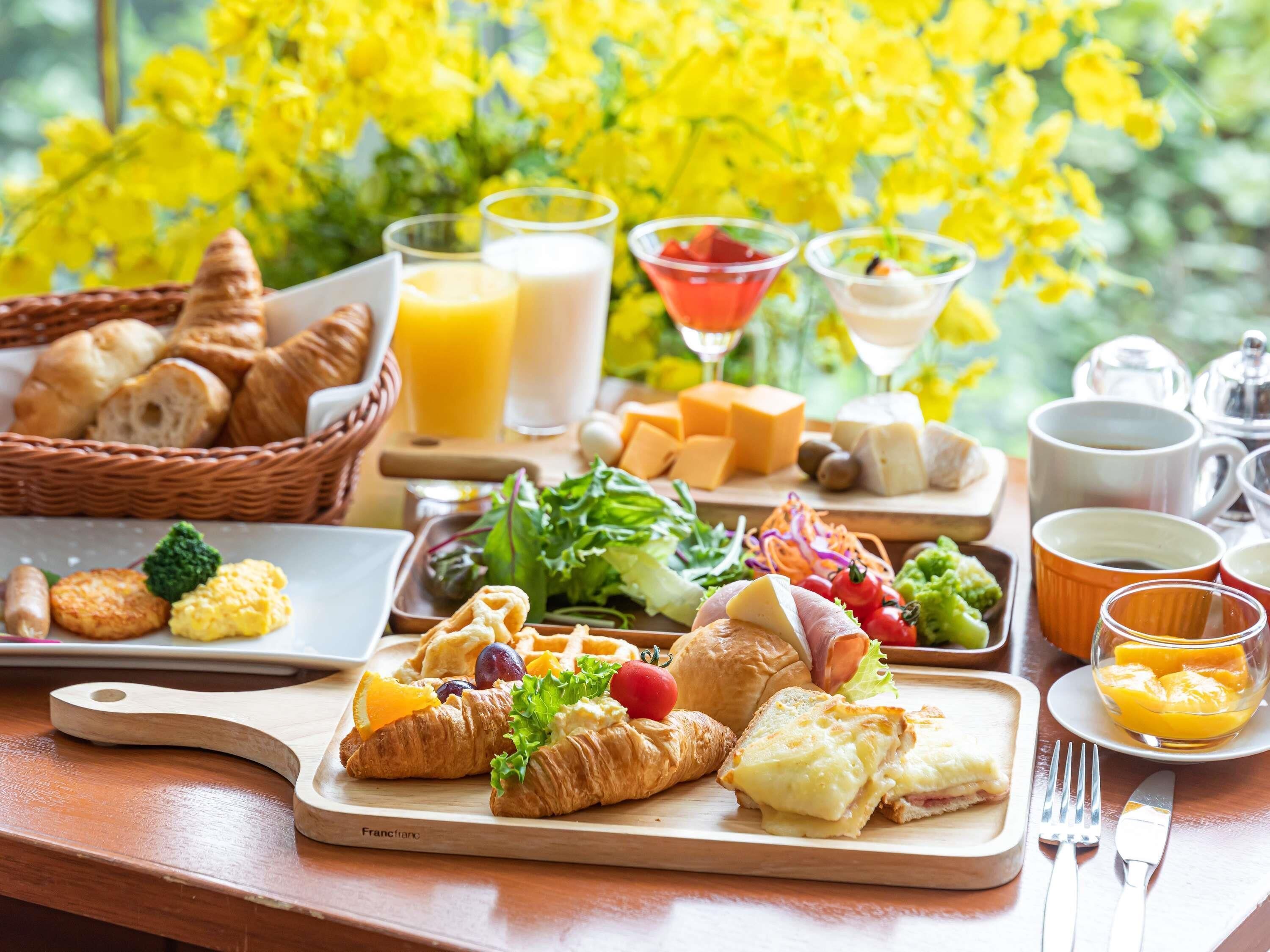 Un bufé de desayuno con diversas comidas y bebidas.