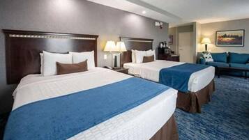 Een bureau, een laptopwerkplek, een strijkplank/strijkijzer