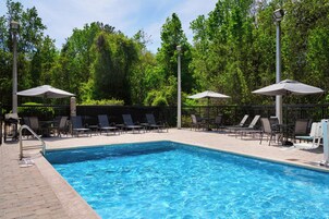 Piscina externa, funciona das 7h às 22h, guarda-sóis, espreguiçadeiras