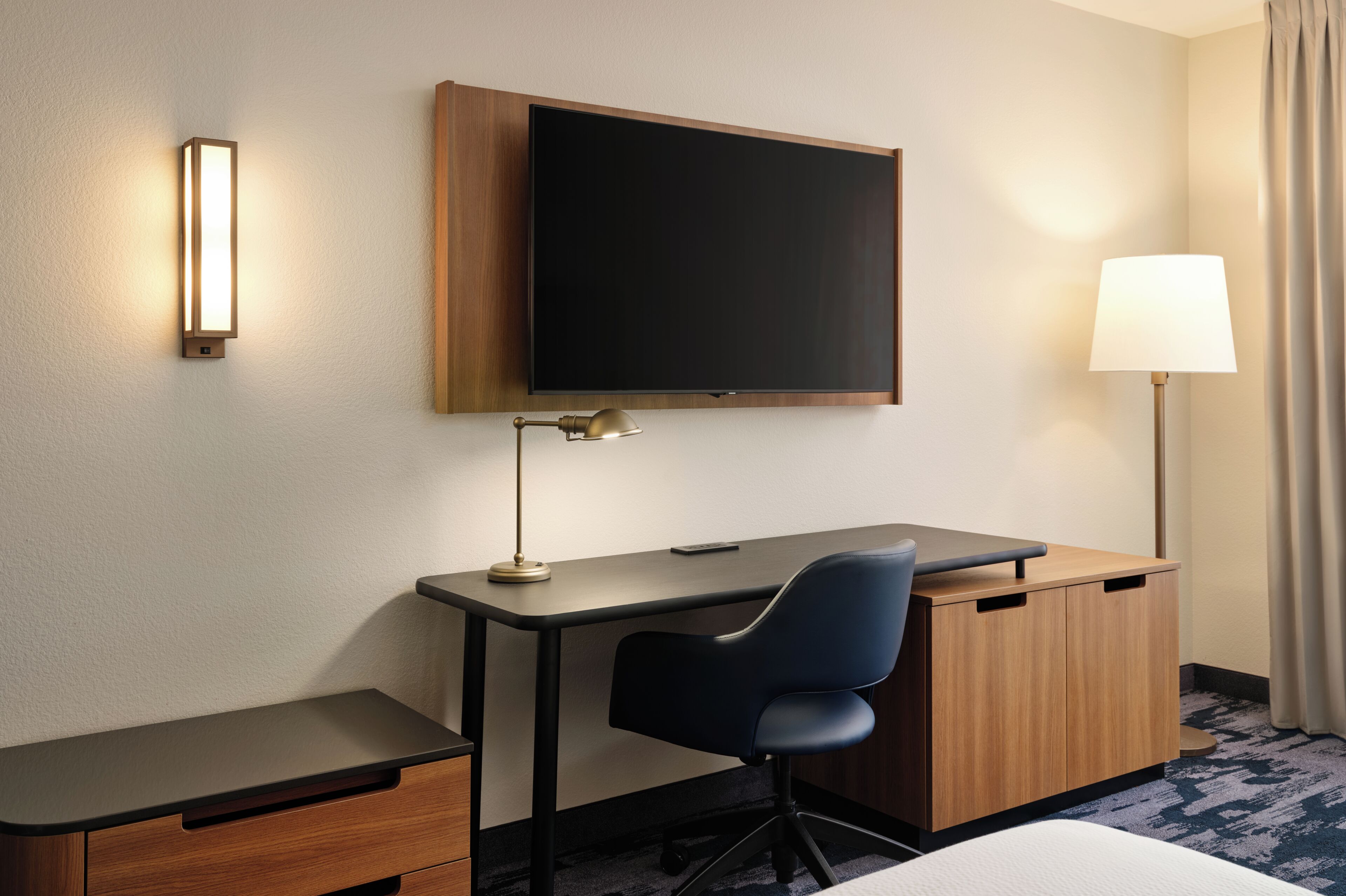 Escritorio, espacio para trabajar con laptop y cortinas blackout 