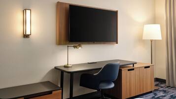 Escritorio, espacio para trabajar con laptop y cortinas blackout