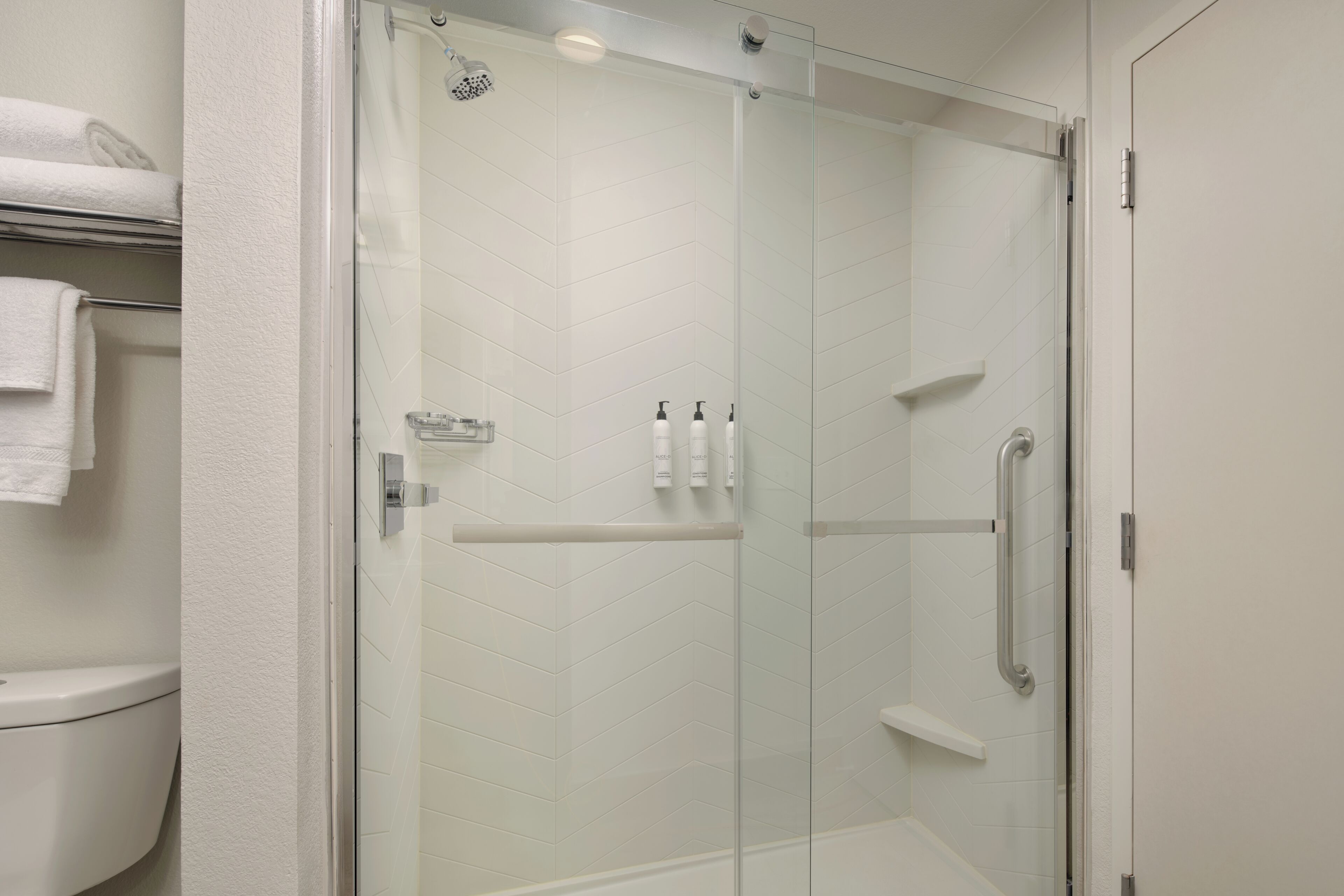 Combined shower/tub, free toiletries, hair dryer, towels