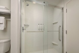 淋浴/浴缸二合一、免費盥洗用品、吹風機、毛巾