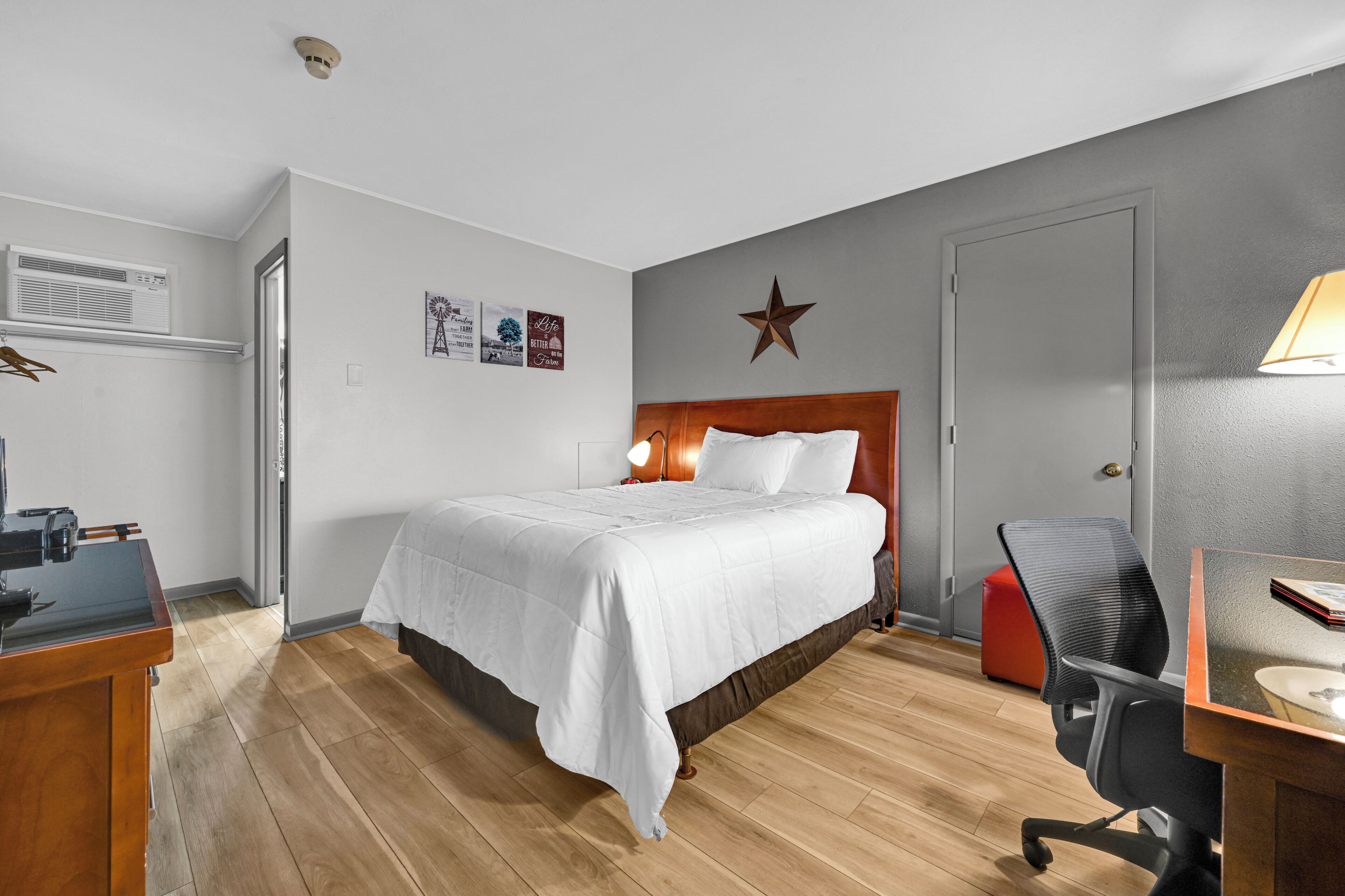 Desk, iron/ironing board, free WiFi, bed sheets