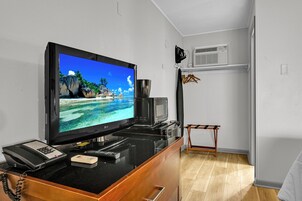 Quarto, 1 cama Queen, para não fumantes | Escrivaninha, espaço de trabalho para notebook, cortinas blackout