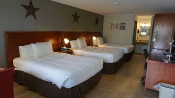 Trippelrum - icke-rökare | Skrivbord, strykjärn/strykbräda, gratis wi-fi och sängkläder