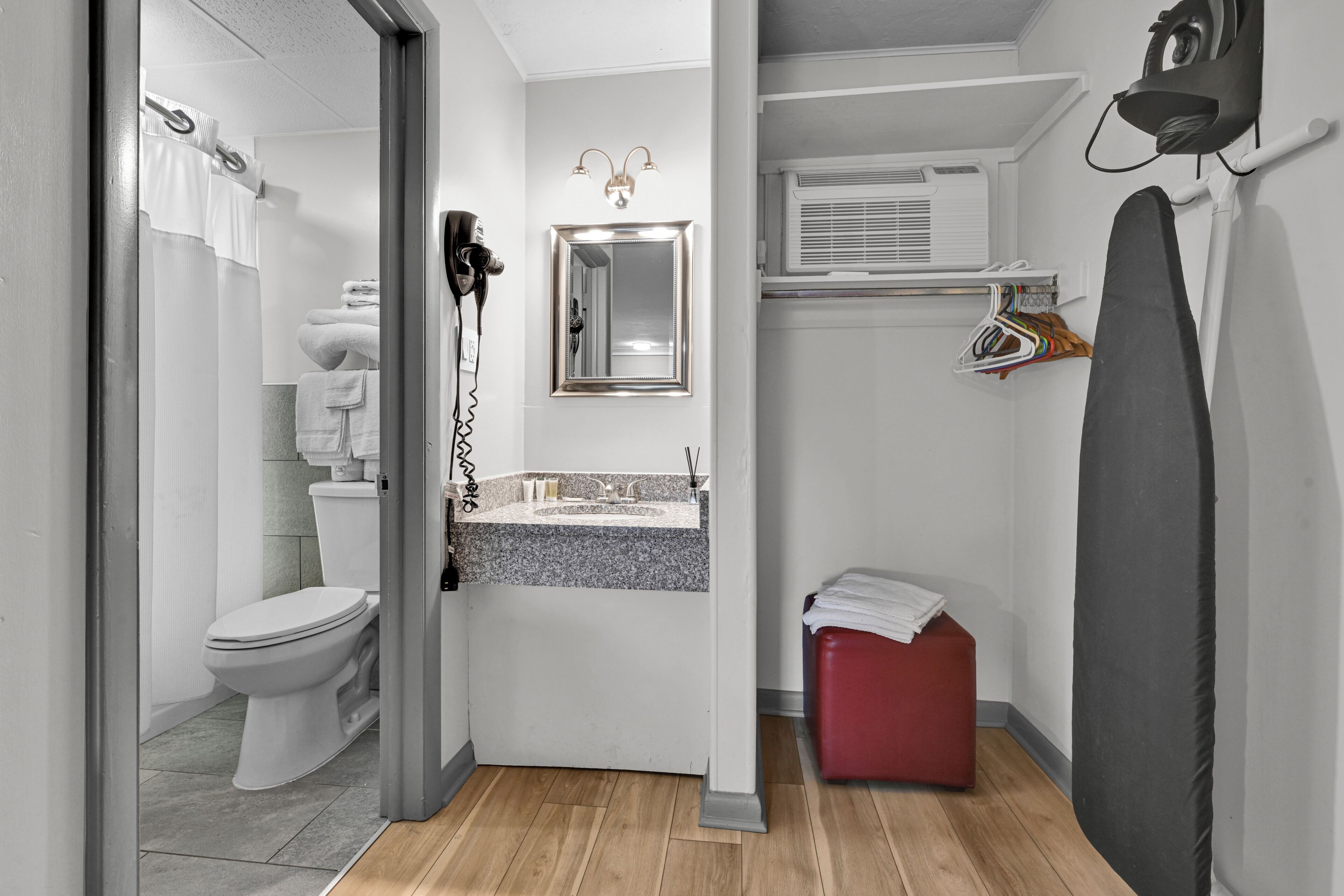 Ein modernes Badezimmer mit Toilette, Waschbecken und Duschbereich.