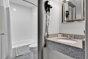 Quarto, 2 camas de casal, para não fumantes | Banheiro | Chuveiro/banheira combinados, produtos de toalete grátis