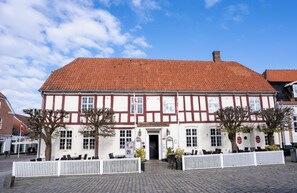 A traditional half-timbered building with a red-tiled roof, a white facade, and a sign reading "Hotel Muntjewitz". - Hotel Ringkjøbing (Ringkobing)