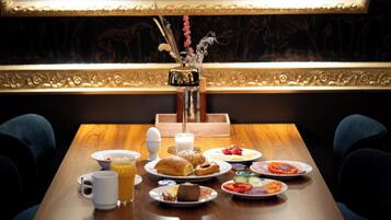 بوفيه فطور يوميًا بتكلفة قدرها (199 DKK للشخص)